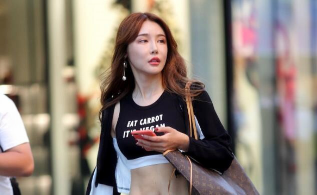 狗哥发工 资酒 店1800元约 炮生意很火 的LV包 包少 妇外围 女口 射嘴 里